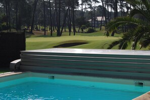 Utendørsbasseng og et oppvarmet basseng