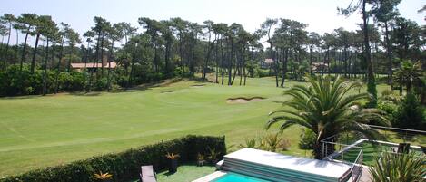 Een buitenzwembad en een verwarmd zwembad