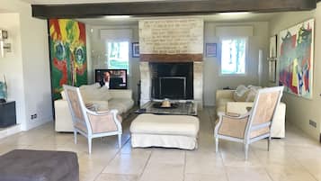 Televisión, chimenea, libros y estéreo