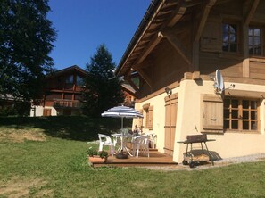 Outdoor dining - APARTMENT in south-facing chalet, 400m from the cable car, 400m from the village (Les Contamines-Montjoie)