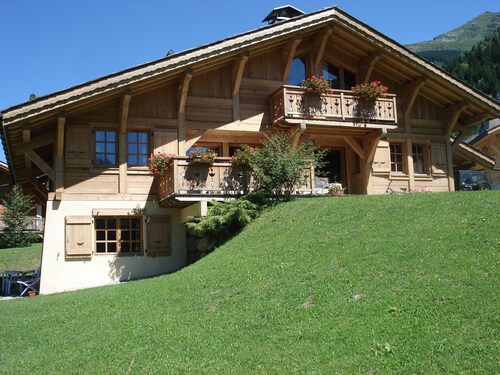 APARTMENT in south-facing chalet, 400m from the cable car, 400m from the village