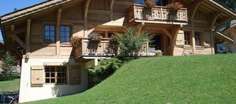 APARTMENT in south-facing chalet, 400m from the cable car, 400m from the village