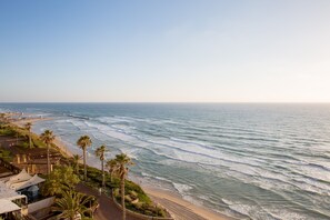 On the beach - Breathtaking Views - Steps to the Beach and the Center of Town (Netanya)