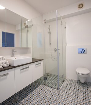 Shower, hair dryer, towels - Breathtaking Views - Steps to the Beach and the Center of Town (Netanya)