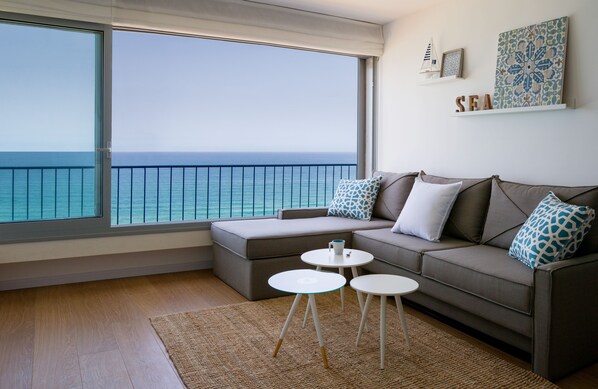 TV, books - Breathtaking Views - Steps to the Beach and the Center of Town (Netanya)