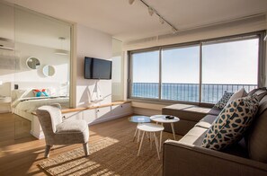 2 bedrooms, iron/ironing board, WiFi, bed sheets - Breathtaking Views - Steps to the Beach and the Center of Town (Netanya)