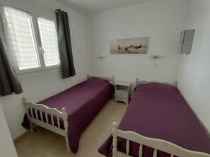 2 habitaciones, tabla de planchar con plancha y ropa de cama 