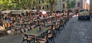 Outdoor dining - Duplex Apartment 65m2 in quiet residence in Uzès, free Parking, garage in Option (Uzès)