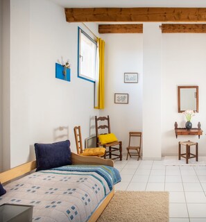 2 bedrooms, desk, iron/ironing board, travel cot - Duplex Apartment 65m2 in quiet residence in Uzès, free Parking, garage in Option (Uzès)