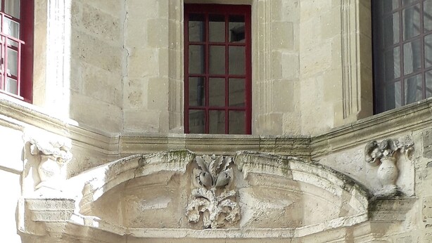 A stone entrance with a wooden door, flanked by columns and a decorative arch. - Duplex Apartment 65m2 in quiet residence in Uzès, free Parking, garage in Option (Uzès)