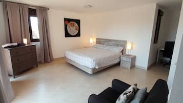3 slaapkamers, een strijkplank/strijkijzer, gratis wifi, beddengoed