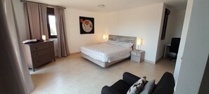 3 bedrooms, iron/ironing board, free WiFi, bed sheets