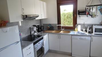 Frigorífico, microondas, horno y placa de cocina