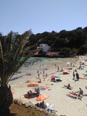 Una spiaggia nelle vicinanze, lettini da mare, teli da spiaggia