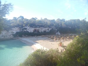 Una spiaggia nelle vicinanze, lettini da mare, teli da spiaggia