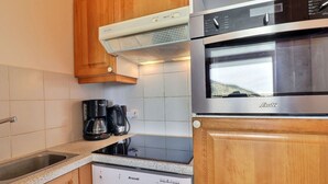Kaffetrakter/tekoker, kjøleskap, mikrobølgeovn og kokeplater