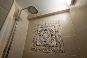 Douche, sèche-cheveux, serviettes fournies, savon