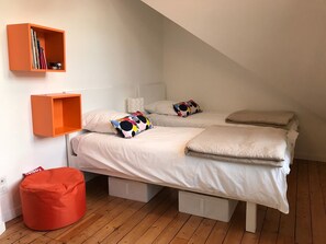2 slaapkamers, een strijkplank/strijkijzer, reisbedje, wifi