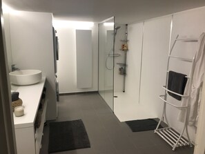 Douche, sèche-cheveux, serviettes fournies