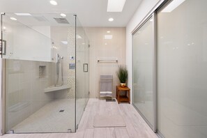 Shower, hair dryer, towels, shampoo - Luxury 3bed 3bath El Paseo golf course pool home!  Book now! (Palm Desert)