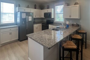 Een koelkast, een magnetron, een oven, een kookplaat