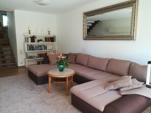 Televisio, kirjoja, videokirjasto, stereot