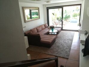 Televisio, kirjoja, videokirjasto, stereot