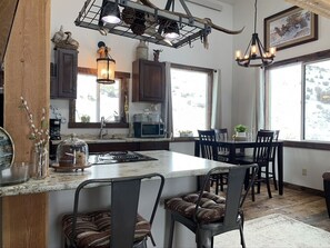 Fridge, microwave, oven, stovetop - Little Trail Creek Cabins 10acre horse ranch overlooking YNP 5mins 2 hot springs (Gardiner)