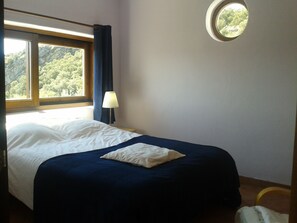 2 室のベッドルーム、アイロン / アイロン台、WiFi、ベッドシーツ