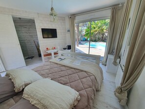 5 habitaciones, tabla de planchar con plancha y cuna de viaje 