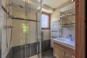 Bathtub, hair dryer, towels