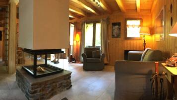 Televisie, een open haard en een stereo