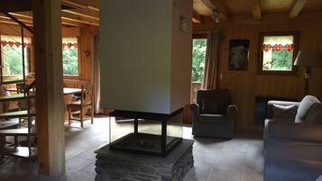 Télévision, cheminée, chaßne hi-fi