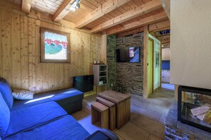 Una televisión, una chimenea, un reproductor estéreo