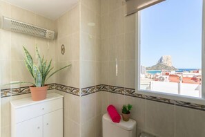 Een douche, een haardroger, handdoeken