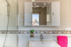 Douche, sèche-cheveux, serviettes fournies, shampoing