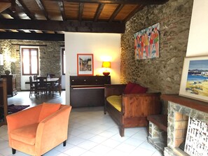 Télévision, livres, chaîne hi-fi