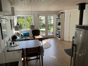 تلفزيون، مدفأة، مشغل دي في دي، كُتُب