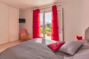 6 chambres, fer et planche à repasser, lit de bébé portatif