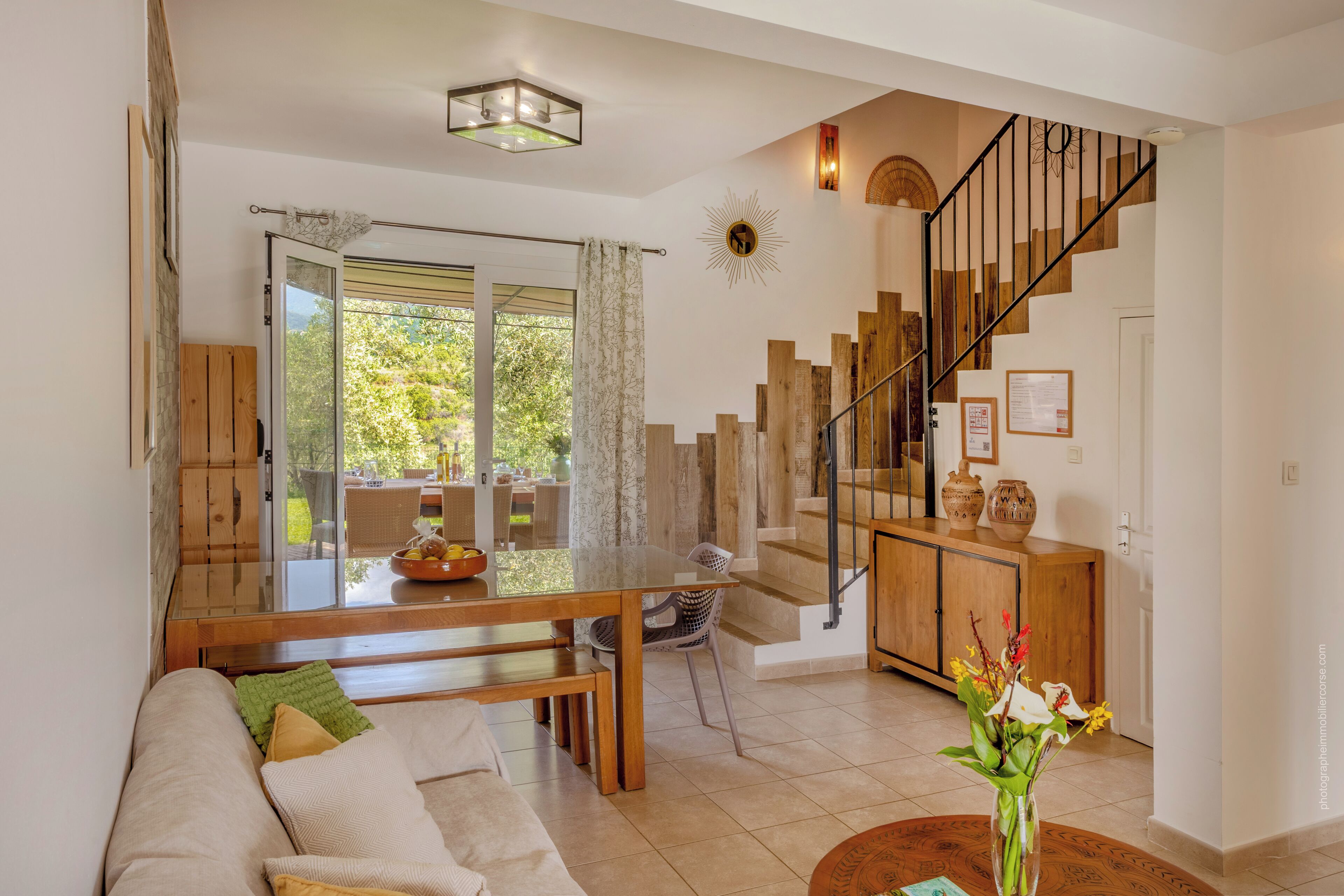 电视、壁炉、DVD 播放器、立体声音响