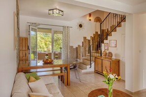 Télévision, cheminée, lecteur de DVD, chaîne hi-fi