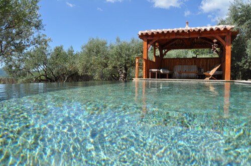 beautiful house in olive grove, infinty pool and hot tub, panoramic view 8 pax