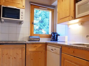 Fridge, microwave, stovetop, dishwasher