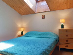 3 bedrooms, bed sheets - Quiet duplex, bright living room with fireplace for 8 people (Méribel)