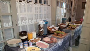Ein reichhaltiges Frühstücksbuffet mit verschiedenen Speisen und Getränken.