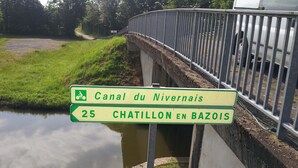 Ein Schild mit der Beschriftung Canal du Nivernais und Chatillon en Bazois.