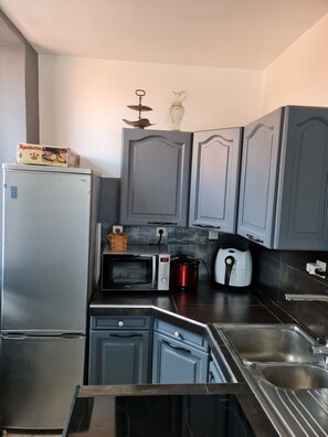 Een microgolfoven, een oven, een kookplaat