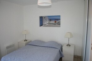 2 makuuhuonetta, silitysrauta/-lauta, ilmainen Wi-Fi