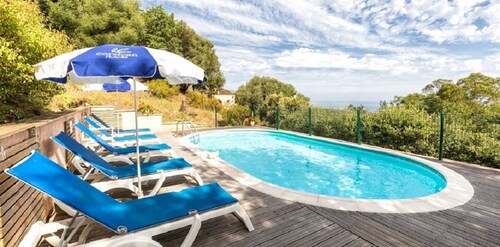 Villa avec piscine et vue sur la mer dans un écrin de nature proche de la plage