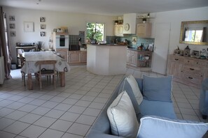 Télévision, cheminée, livres